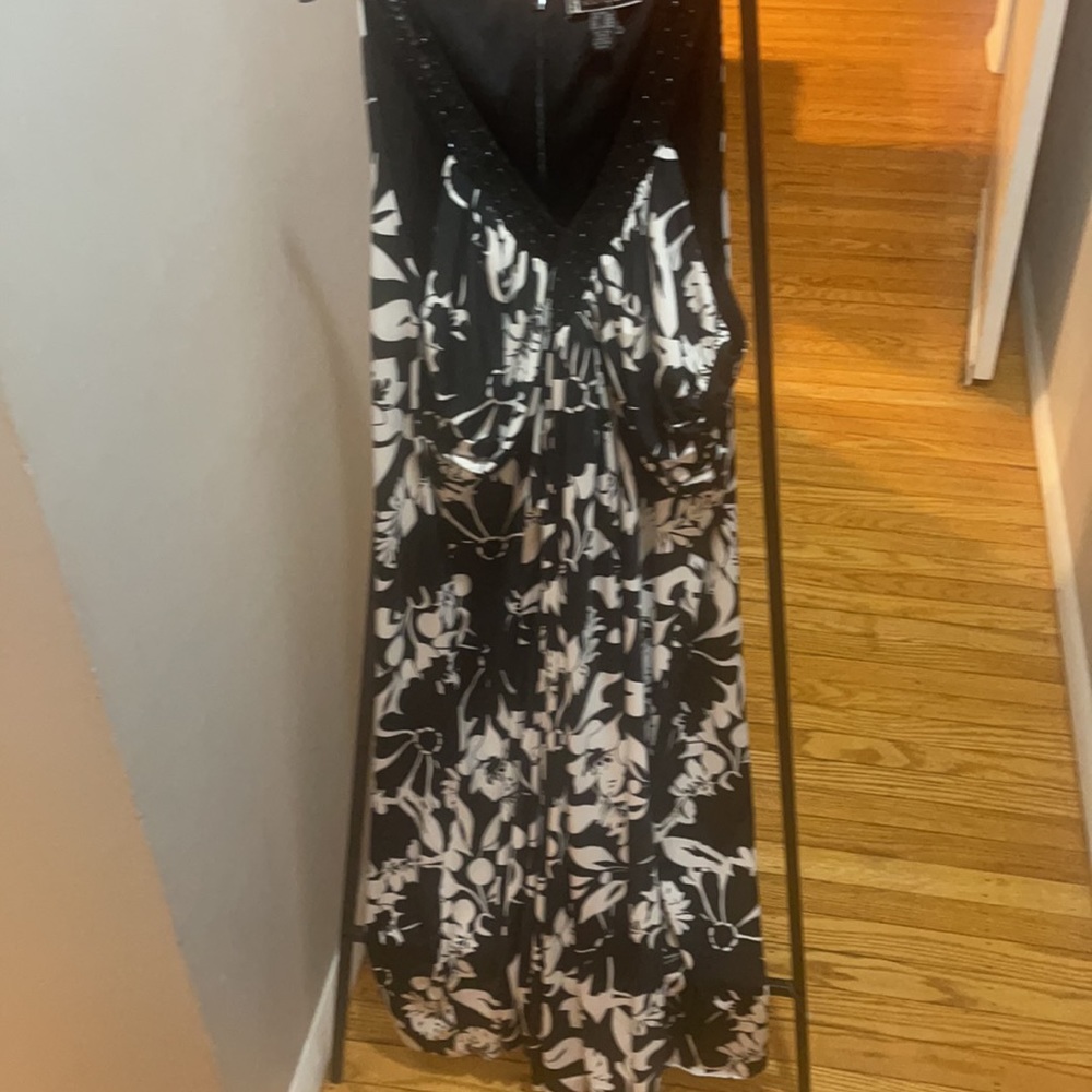JS BOUTIQUE BLK AND WHITE DRESS